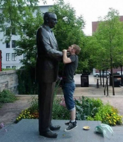 Choke slam Funny Sculpture