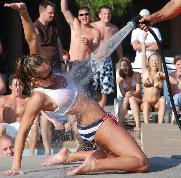 Get wet, get attractive Funny Photobomb