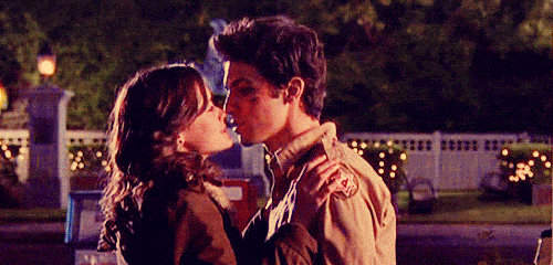Gilmore Girls Fun Facts - Animated GIF - kiss