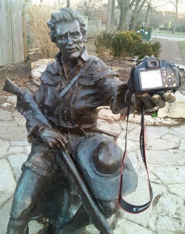 Let me take a selfie Funny Sculptures