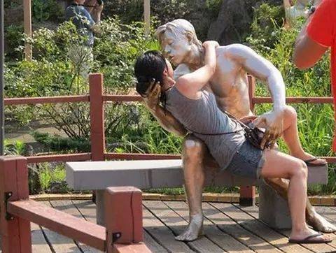 Love is in the air Funny Sculptures