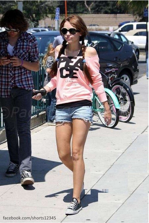 Miley Cyrus Short Denim 4