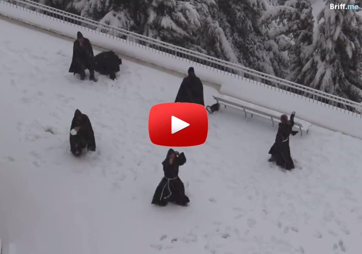 They haven’t noticed the camera… Monks playing in the snow – Rare Video