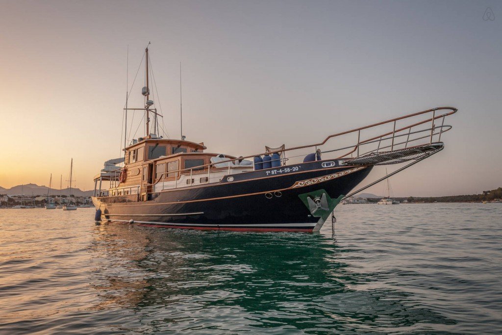 Night on a Yacht Romantic AirBNB