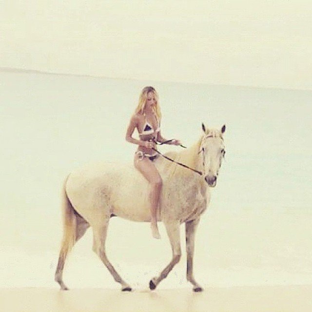 Queen Roaming Around Candice Swanepoel
