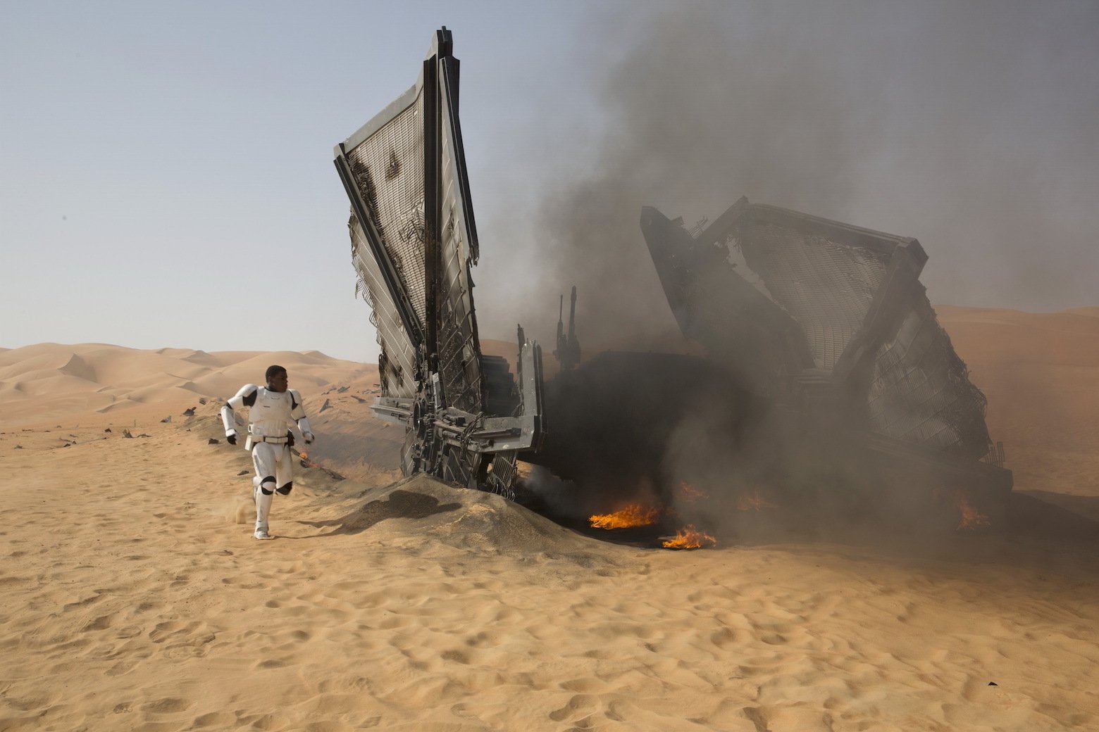 Star Wars VII The Force Awakens 14 - Finn and crashed TIE fighter