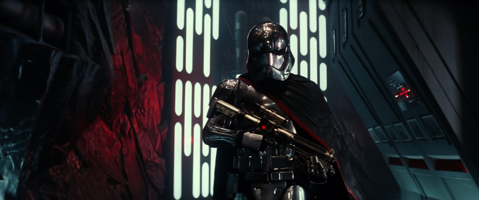 Star Wars VII The Force Awakens 21 - Captain Phasma walks