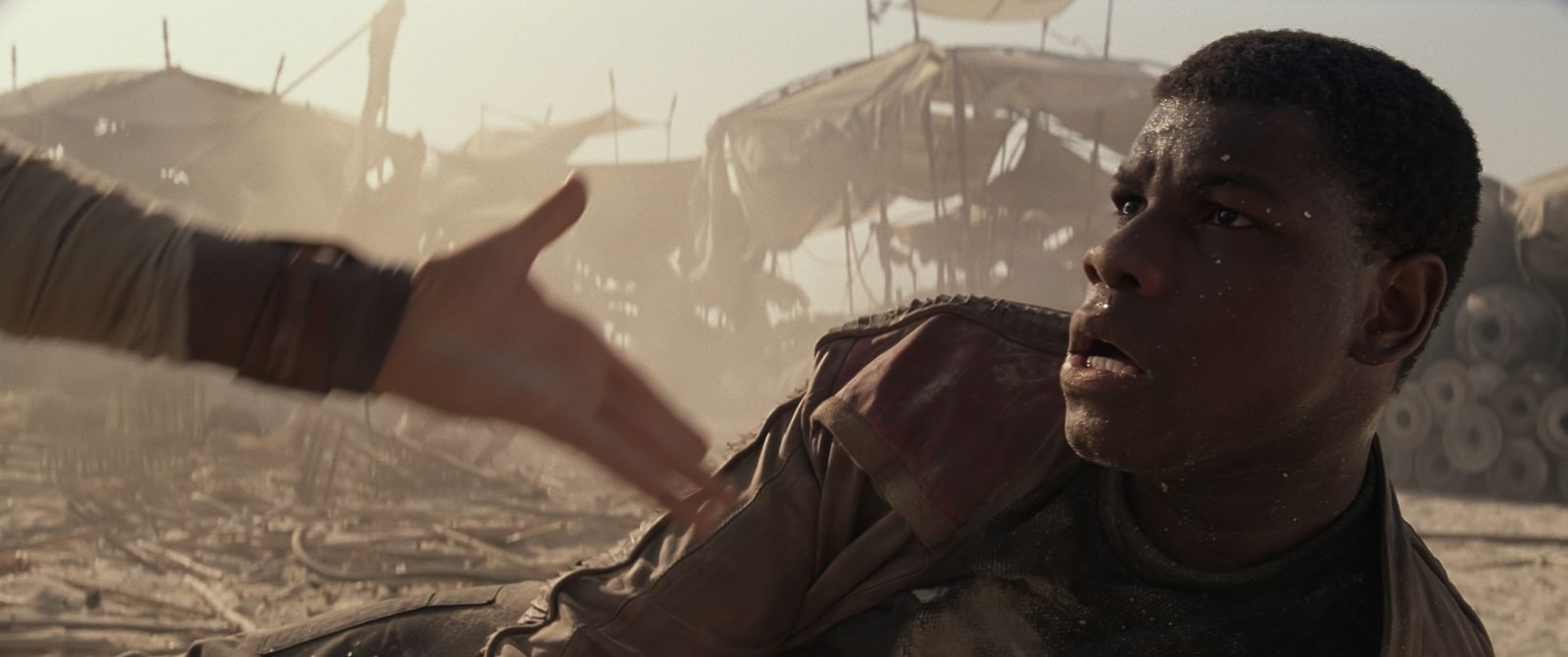 Star Wars VII The Force Awakens 22 - Rey help Finn on Jakku