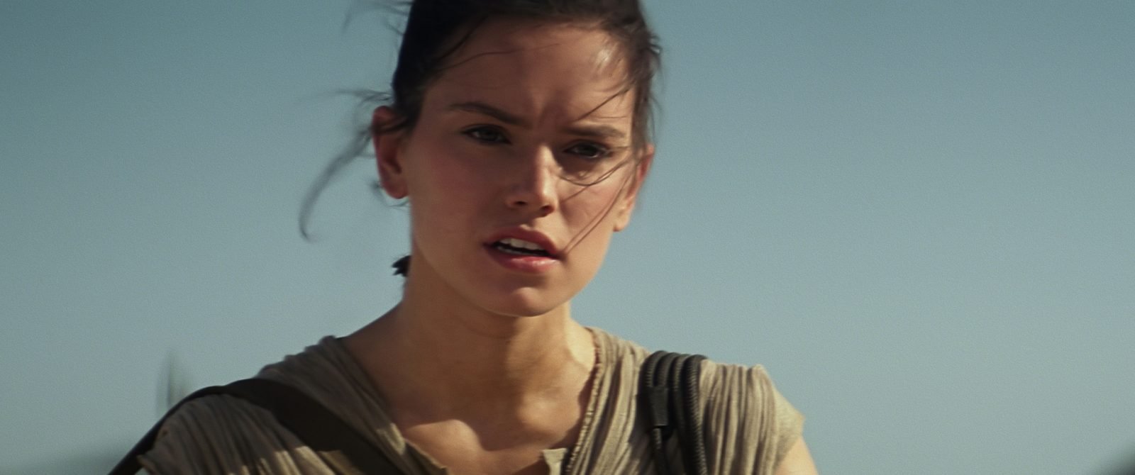 Star Wars VII The Force Awakens 23 - Rey on Jakku