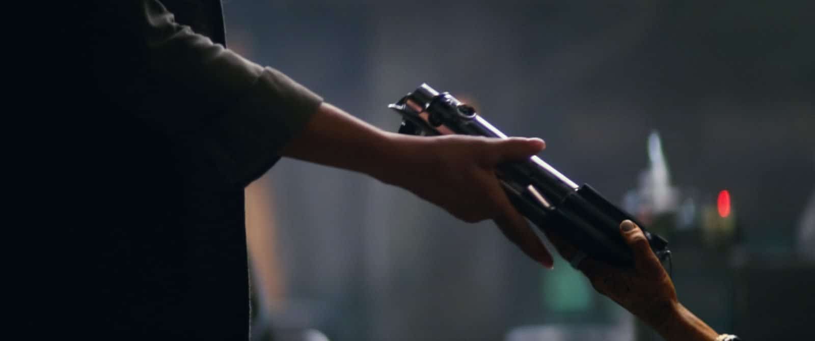 Star Wars VII The Force Awakens 27 - Passing the lightsaber